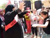 مسنة تحشد المواطنين للمشاركة بالاستفتاء فى البساتين