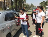 فيديو وصور.. فتيات يتطوعن لمساعدة المواطنين فى التعرف على لجانهم بالاستفتاء