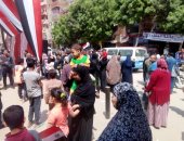 صور.. احتفالات المواطنين على أنغام "تسلم الأيادى" بالمرج ثالث أيام الاستفتاء