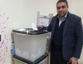  أمين سر "حقوق إنسان البرلمان" يدلى بصوته.. ويؤكد: الشعب أجهض دعوات المقاطعة