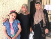 فيديو وصور.. أسرة فى مهمة وطنية.. "نيرة" ووالدتها وجدتها يشاركن بالاستفتاء