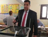 رئيس تحرير الجمهورية يدلى بصوته فى الاستفتاء على تعديلات الدستور