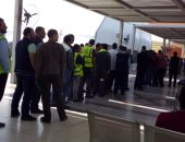 صور.. العاملون والركاب بمطار القاهرة يشاركون فى اليوم الأخير للاستفتاء