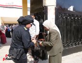انتشار الشرطة النسائية بمحيط لجان امتحانات الثانوية بالقاهرة والجيزة