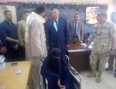 محافظ الوادى الجديد يمنح سيدة قعيدة رحلة عمرة أثناء تفقد لجان الاستفتاء