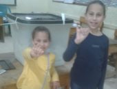 الجد "محسن" يصطحب أحفاده أثناء الإدلاء بصوته فى استفتاء التعديلات الدستورية