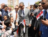 صور.. محافظ سوهاج يتفقد عددا من لجان الاستفتاء ويشيد بوعى المرأة السوهاجية