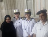 "سمية" وابنتها تتحديان الإعاقة وتدليان بصوتيهما فى الاستفتاء