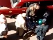 مجند يساعد مسنة على الإدلاء بصوتها فى استفتاء التعديلات الدستورية