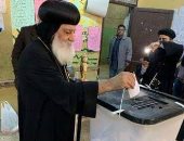 أسقف شبين القناطر يدلى بصوته فى الاستفتاء.. ويؤكد: المشاركة واجب وطنى