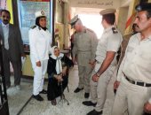 "من فراش المرض للجان".. الشرطة تنقل الحالات الإنسانية للمشاركة بالإستفتاء - صور