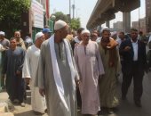 صور.. توافد عمال نظافة الجيزة أمام لجان الاستفتاء على التعديلات الدستورية