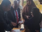 تقديرا لحثها الوطنى.. قاضى لجنة بالشرقية يخرج لمساعدة سيدة مسنة على التصويت