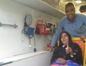 سيدة سبعينية من أسوان لم تمنعها إصابتها بشلل نصفى من المشاركة فى الاستفتاء