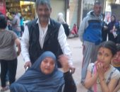 صور.. رجل يحضر زوجته على كرسى متحرك للمشاركة فى الاستفتاء ببشتيل