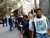 فيديو..الشباب يتصدرون المشهد أمام مدرسة طلعت حرب أخر أيام الاستفتاء
