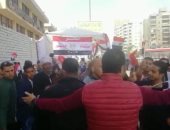 فيديو..على نغمات المزمار البلدى.. طوابير الشباب أمام الجامعة العمالية