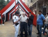 فيديو وصور.. "عم أحمد" يتحدى ظروفه الصحية ويصر على المشاركة فى الاستفتاء