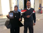 غابت أجسادهم وحضرت صورهم.. أسر الشهداء يحملون صور ذويهم بلجان الاستفتاء