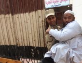 القضاة يساعدون كبار السن وذوى الاحتياجات الخاصة على التصويت فى الاستفتاء  