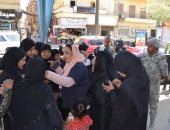 صور.. ملحمة وإقبال كبير لسيدات الأقصر منذ الصباح الباكر أمام لجان الاستفتاء 