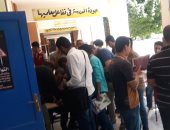 صور.. طلاب جامعة الأزهر يتوافدون على لجنة المغتربين بقنا للتصويت على الدستور 