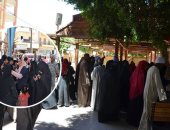 "فى حب مصر شاركنا".. إقبال كثيف فى ثالث أيام الاستفتاء بالشرقية وبنى سويف.. وأم تصطحب طفلها وتؤكد: "أعلمه الانتماء".. والسيدات "الحصان الأسود" فى سوهاج والأقصر.. وطفطف لنقل الناخبين مجانا بالوادى الجديد (صور)