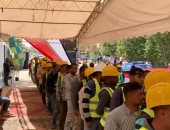 فيديو وصور.. الأيدى الشقيانة..طابور للعمال للإدلاء بأصواتهم بلجان الوافدين