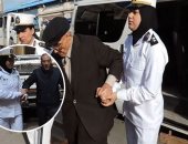 صور.. الأمن يرفع شعار "الشرطة فى خدمة الحالات الإنسانية بالاستفتاء".. نقل كبار السن وذوى الإعاقة من فراش المرض لصنادق الاقتراع بسيارات مجهزة.. توزيع عصائر ومياه.. وإبتسامة الشرطة النسائية تهون رحلة الذهاب للجان