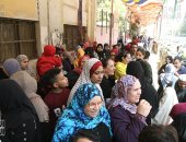 فيديو وصور.. احتفالات المواطنين أمام مدارس بشتيل فى اليوم الثالث من الاستفتاء 