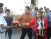 شاهد مواطنة ترتدى "علم مصر" وتوزع الحلوى أمام لجان الاستفتاء بالدقى