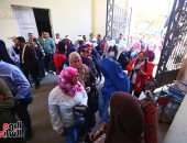 احتشاد المواطنين أمام لجان الاستفتاء على تعديل الدستور بالدقى  