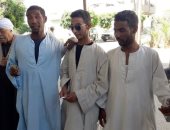 3 أشقاء فاقدى البصر يدلون بأصواتهم فى الاستفتاء على التعديلات الدستورية بقنا