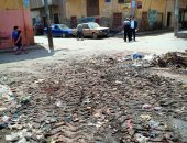 البيئة ترفع المخلفات بأحد شوارع الزقازيق استجابة لشكاوى المواطنين