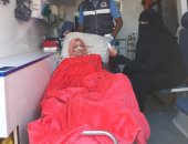 سيدة ستينية تدلى بصوتها بالاستفتاء من سيارة إسعاف بالعاشر من رمضان