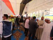 فيديو ..عشرات المواطنين يحتشدون أمام مدرسة سيزا نبرواى بالتجمع فى ثالث أيام الاستفتاء