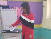 النائبة ماريان عازر تدلى بصوتها فى الاستفتاء مرتدية علم مصر