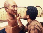صور.. طالب بجامعة أسيوط يصمم تمثالا لمحمد أنور السادات بذكرى تحرير سيناء