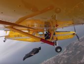 "الجوع يدفع للمخاطرة".. طيار يترك طائرته للحصول على ثمرة موز.. فيديو