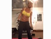 بريتنى سبيرز تواجه الاكتئاب بتمرينة "كتف" ورقصة.. فيديو وصور