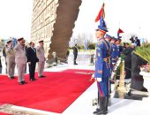 الرئيس السيسى يضع إكليل زهور على قبر الجندى المجهول فى ذكرى تحرير سيناء