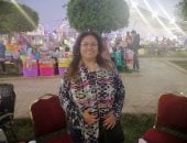 فيديو وصور.. قصة كفاح فتاة بسوهاج تبيع أدوات التجميل فى المعارض للإنفاق على نفسها 