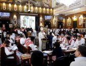 الأقباط يصلون لقان خميس العهد والبابا تواضروس يترأس قداسًا بدير مارمينا