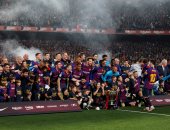 برشلونة يحتفل بلقب الدوري الإسباني رقم 26 .. فيديو وصور