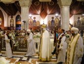 البابا تواضروس يقود زفة القيامة بعد انتهاء تمثيلية القيامة أهم طقوس العيد
