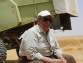 وزير الزراعة يفتتح موسم حصاد القمح بمشروع غرب غرب المنيا