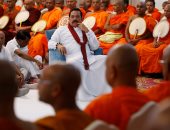 صور.. العالم هذا الصباح.. ترامب يصل مدينة جرين باى ويلقى كلمة جماهيرية.. مصرع 4 أشخاص إثر سقوط رافعة بناء فى مدينة سياتل الأمريكية.. الرئيس السريلانكى يشارك فى احتفال بوذى تكريما لضحايا الهجمات الإرهابية