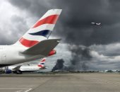 فيديو وصور.. تصاعد الأدخنة قرب مطار هيثرو فى لندن نتيجة حريق بمخزن