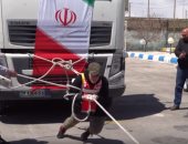 شاهد.. "أقوى امرأة فى العالم" تجر شاحنة تزن 12 طنا بإيران