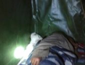 احنا معاك.. مسن فى حاجة لرعاية صحية ينام فى الشارع بقرية شبرا بابل بالغربية